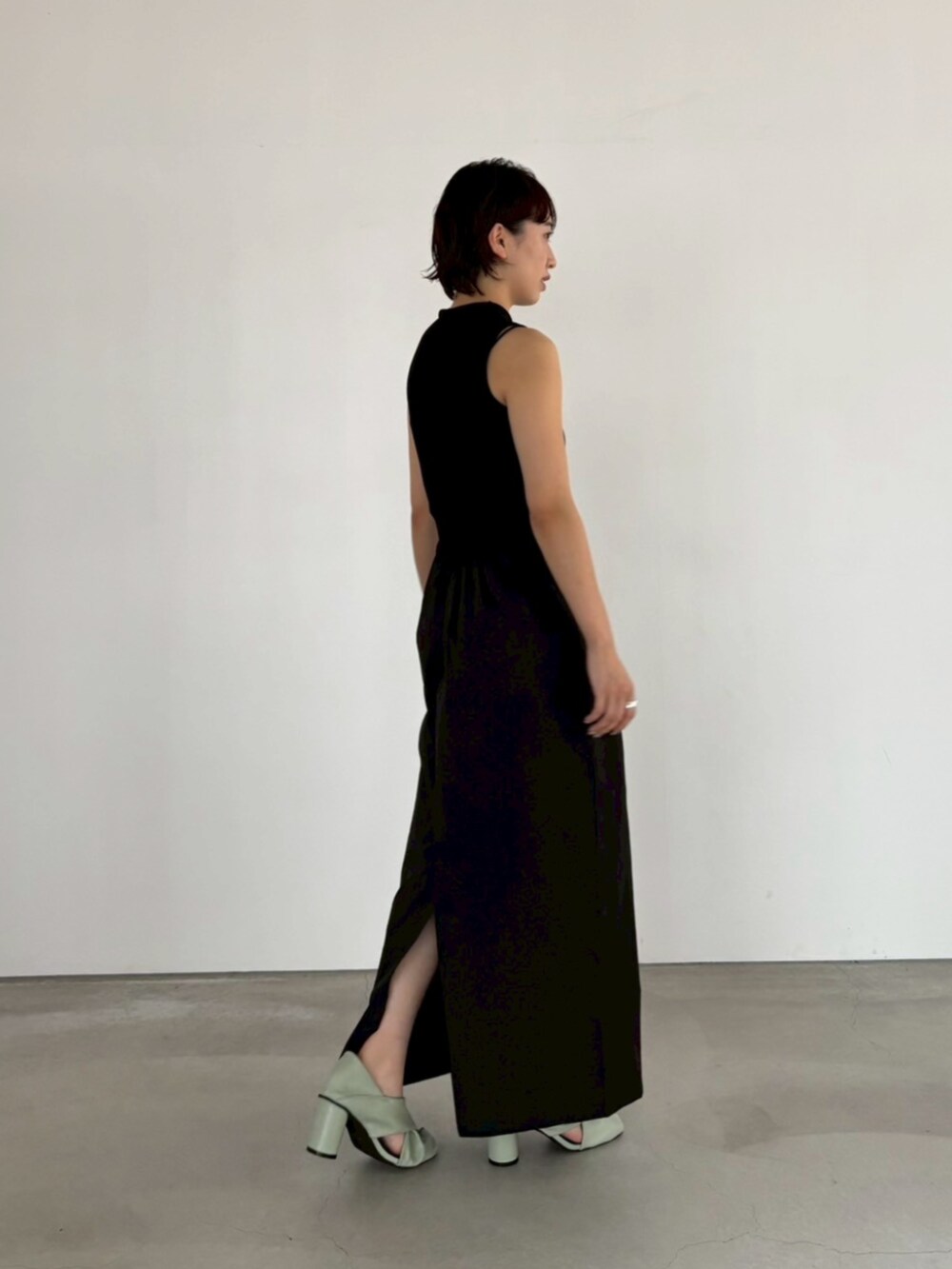 「Knuth Marfの2way cross design pumps（パンプス、ブラック系）」を使った、Knuth Marfさん（レディース・153cm）の夏コーディネートの2枚目の写真