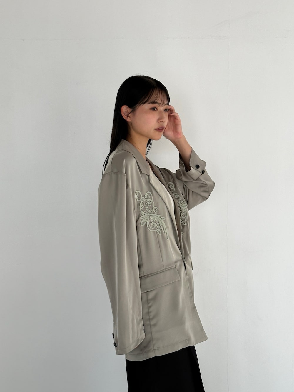 グリーン系のテーラードジャケット、ブラック系のその他パンツを着用したレディースの秋コーディネートの3枚目の写真