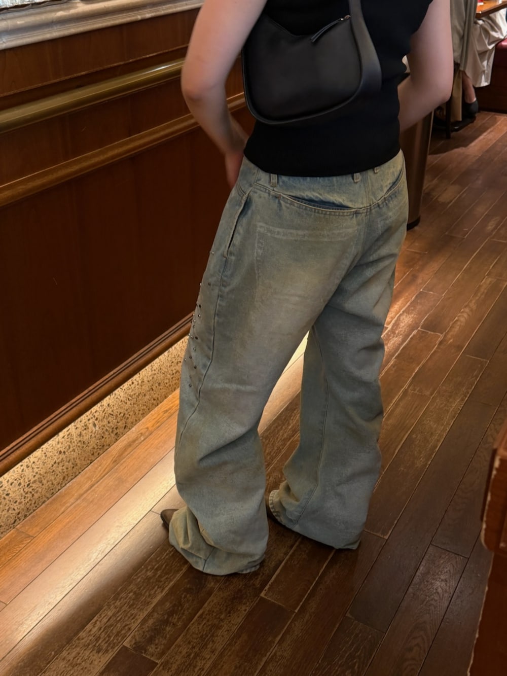 ブルー系のデニムパンツ、ブラック系のタンクトップを着用したレディースの夏コーディネートの4枚目の写真