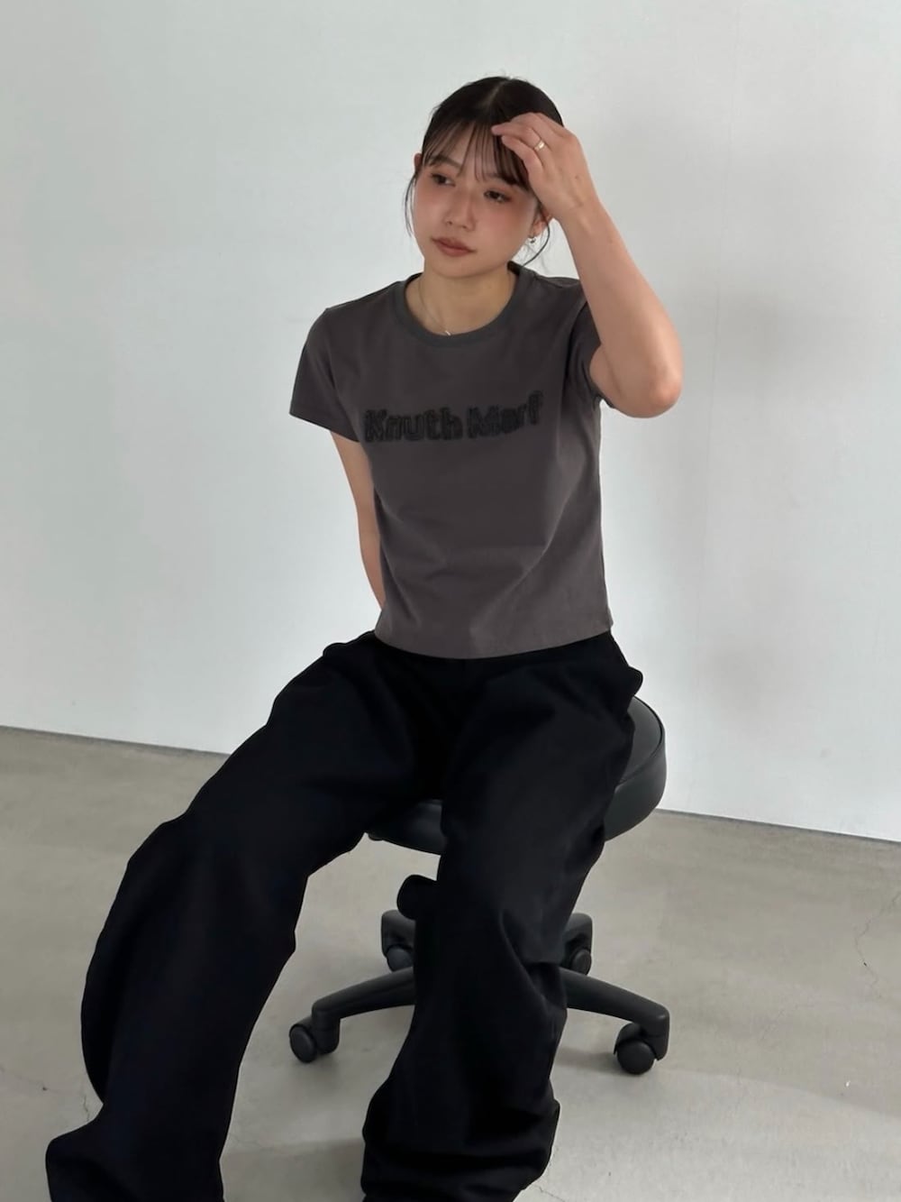 グレー系のTシャツ/カットソーを着用したレディースの夏コーディネートの3枚目の写真