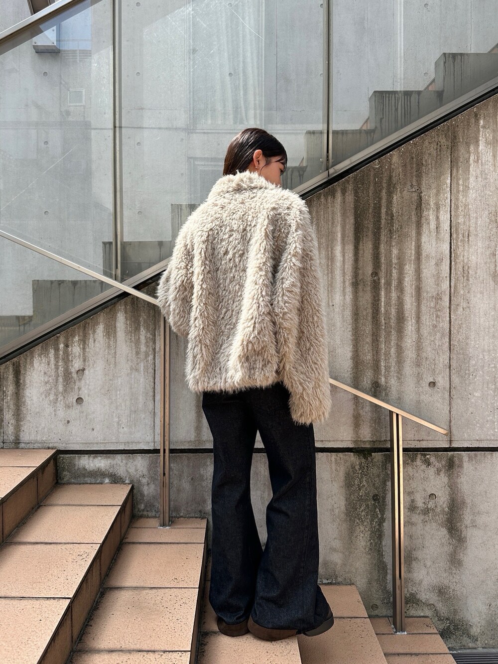 ホワイト系のその他アウターを着用したレディースの秋コーディネートの6枚目の写真