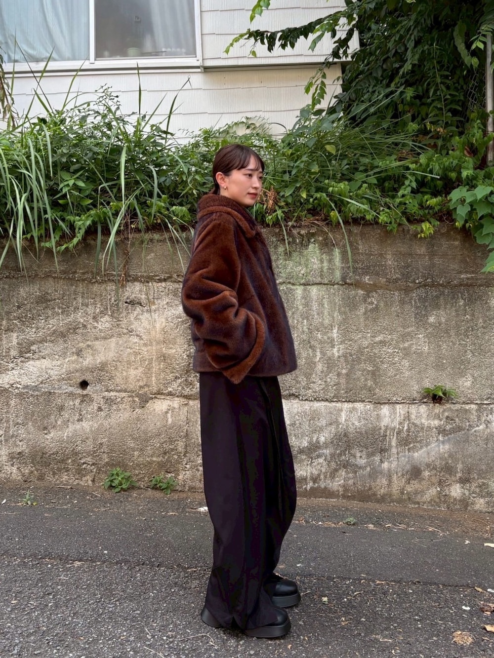 ブラウン系のその他アウターを着用したレディースの秋コーディネートの2枚目の写真