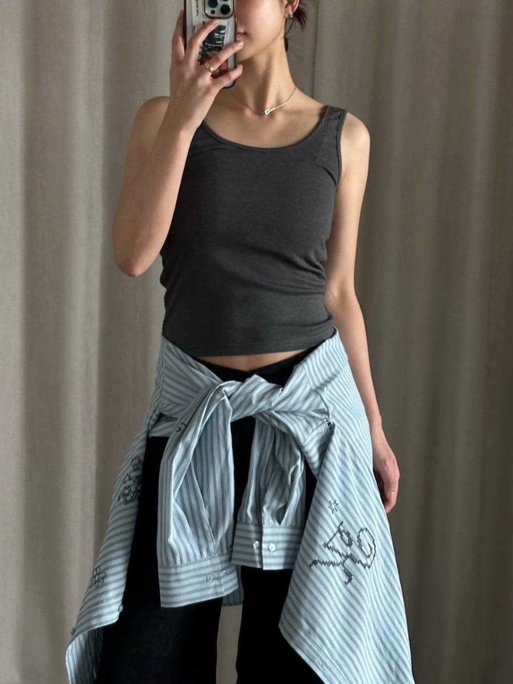 グレー系のタンクトップ、その他のシャツ/ブラウス、ブラック系のデニムパンツを着用したレディースの夏コーディネートの4枚目の写真