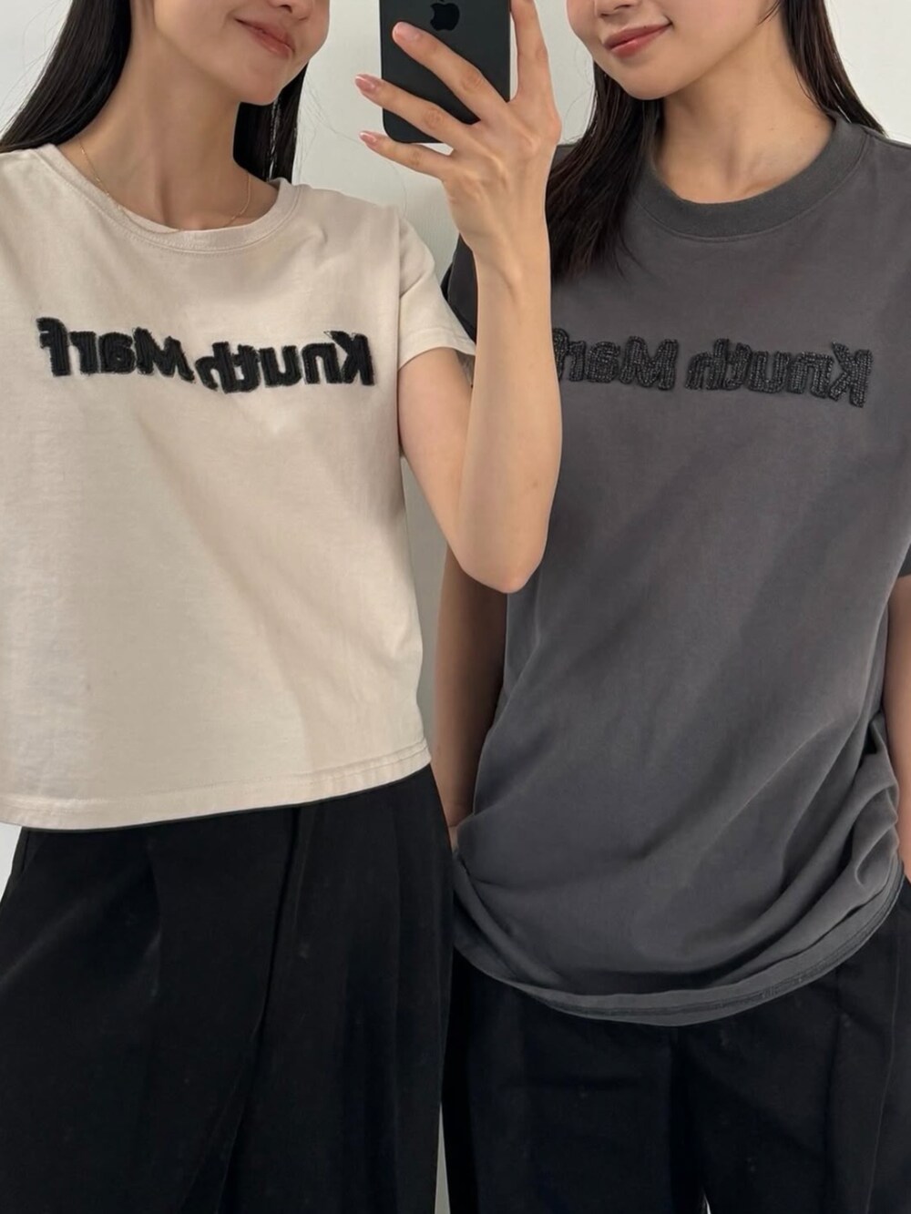 ベージュ系のTシャツ/カットソーを着用したレディースの夏コーディネートの4枚目の写真