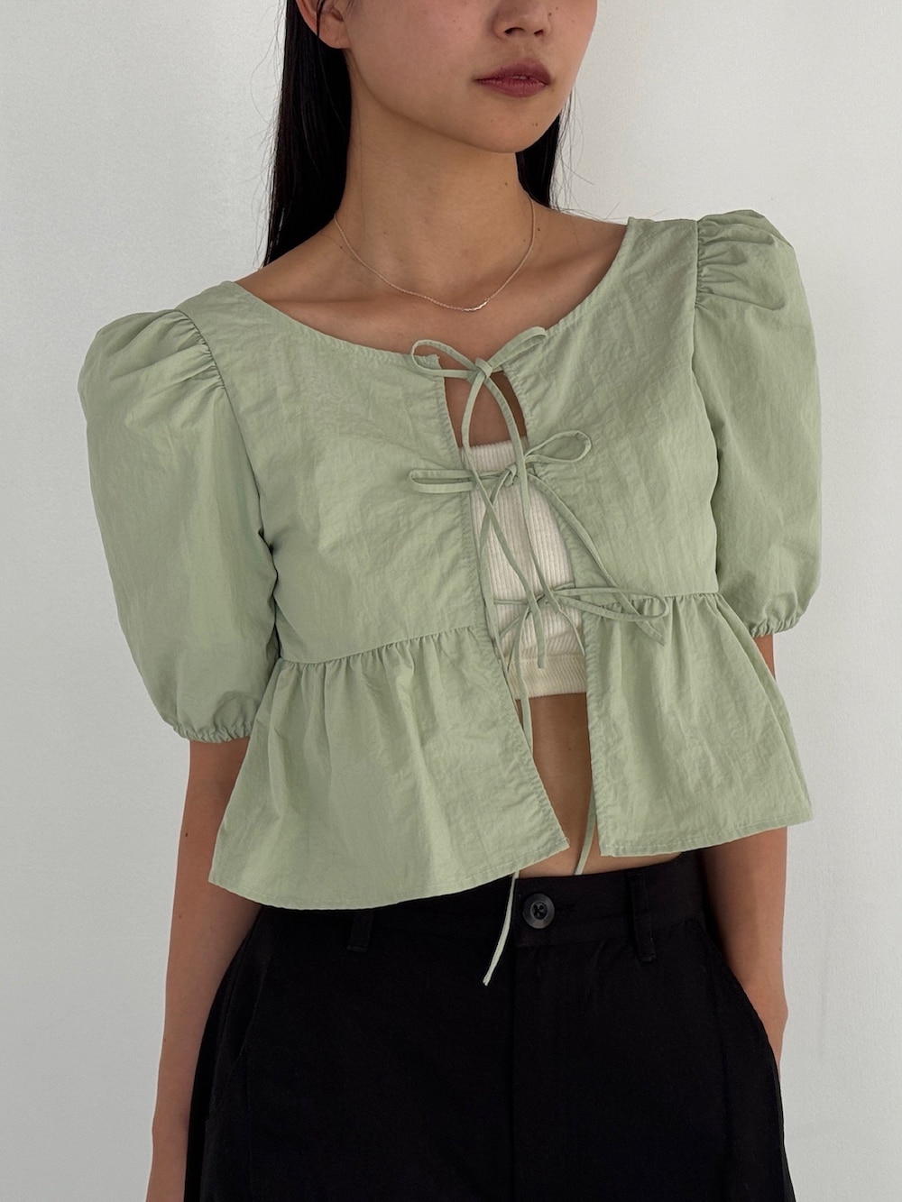 グリーン系のシャツ/ブラウス、ブラック系のその他パンツを着用したレディースの秋コーディネートの4枚目の写真