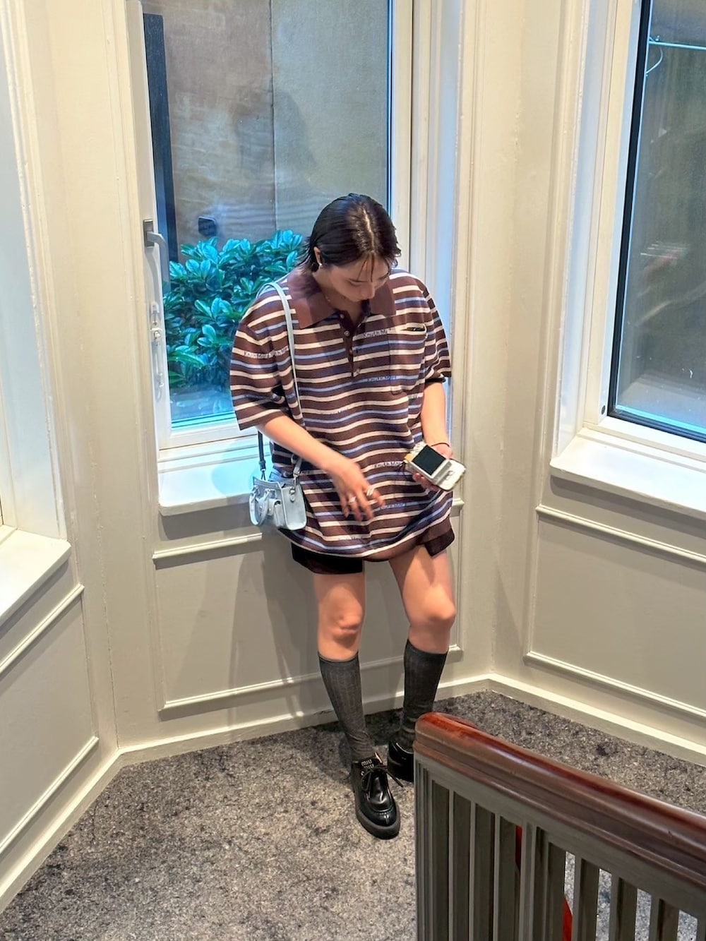 ブラウン系のニット/セーターを着用したレディースの秋コーディネートの2枚目の写真