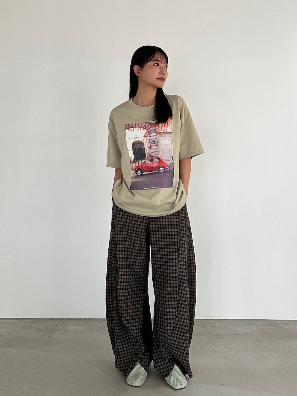 ブラック系のTシャツ/カットソー、ブラック系のその他パンツを着用したレディースの秋コーディネートの4枚目の写真