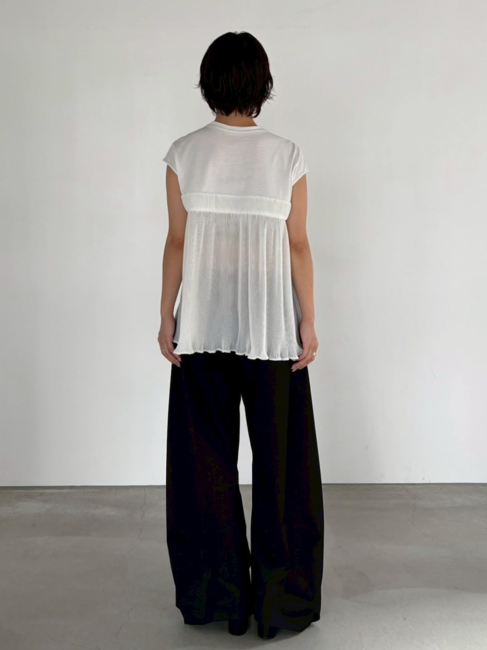 ブラック系のその他パンツ、ホワイト系のシャツ/ブラウスを着用したレディースの夏コーディネートの3枚目の写真