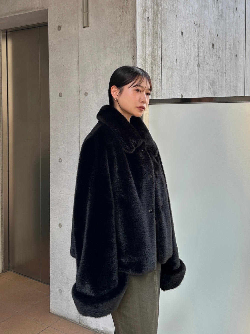 ブラック系のその他アウターを着用したレディースの秋コーディネートの2枚目の写真