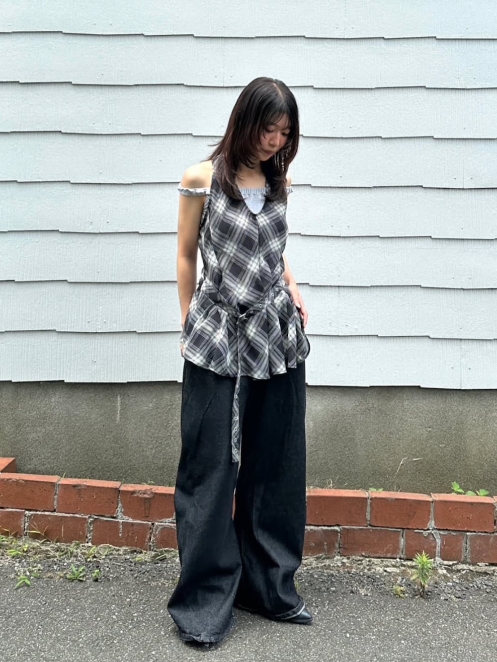 ブラック系のデニムパンツ、ブラック系のシャツ/ブラウスを着用したレディースの夏コーディネートの5枚目の写真