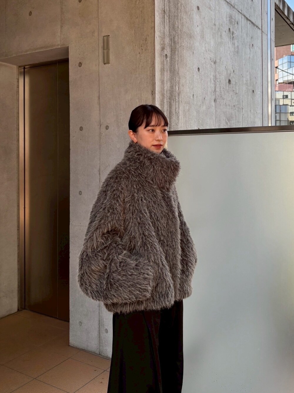 グレー系のその他アウターを着用したレディースの秋コーディネートの2枚目の写真