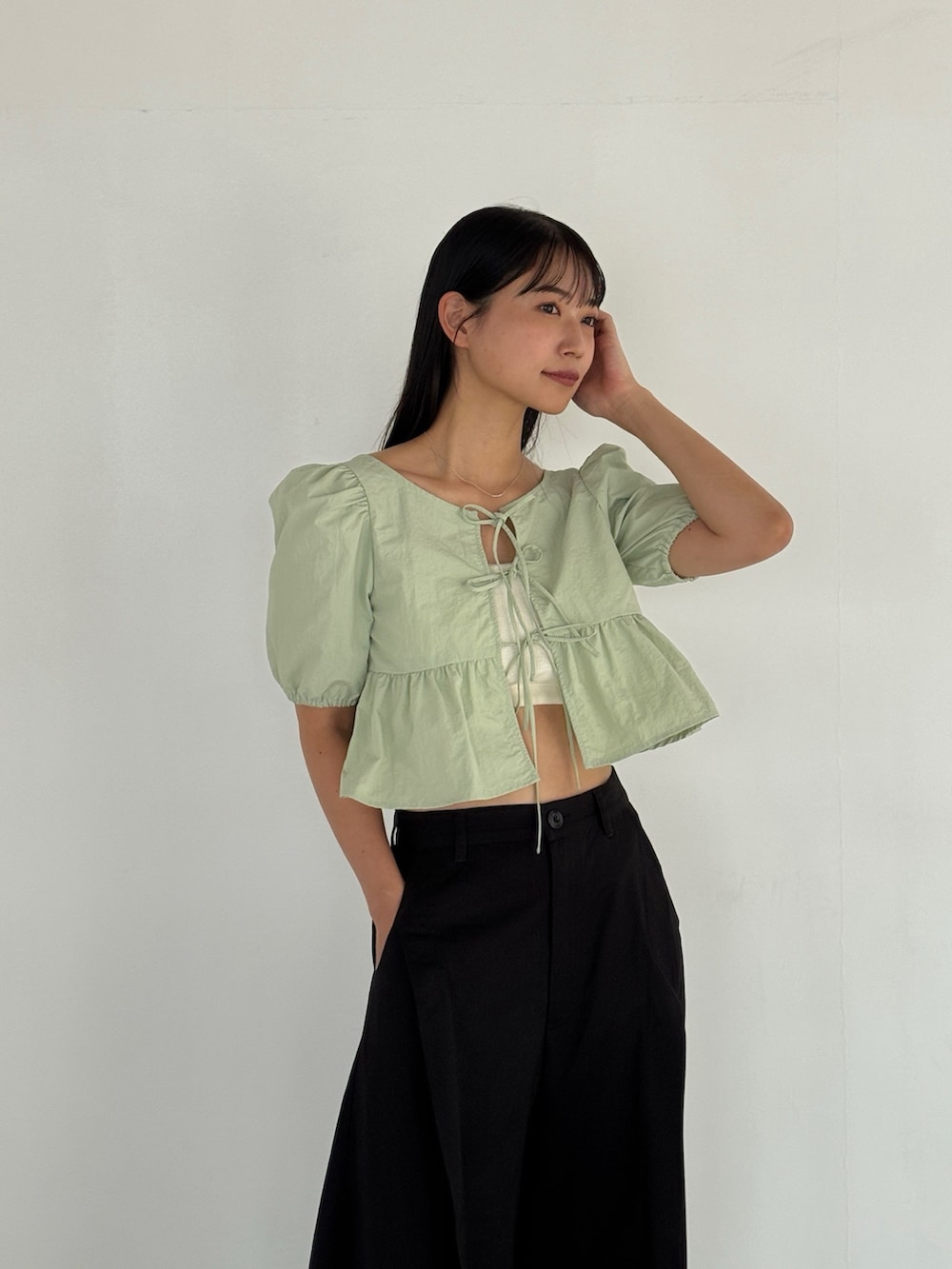 グリーン系のシャツ/ブラウス、ブラック系のその他パンツを着用したレディースの秋コーディネートの2枚目の写真