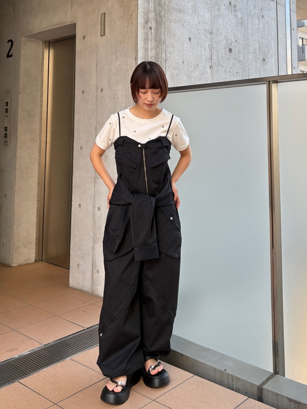 「Knuth Marfの2way front cross all in one（サロペット/オーバーオール、ブラック系）」を使った、Knuth Marfさん（レディース・153cm）の夏コーディネートの2枚目の写真