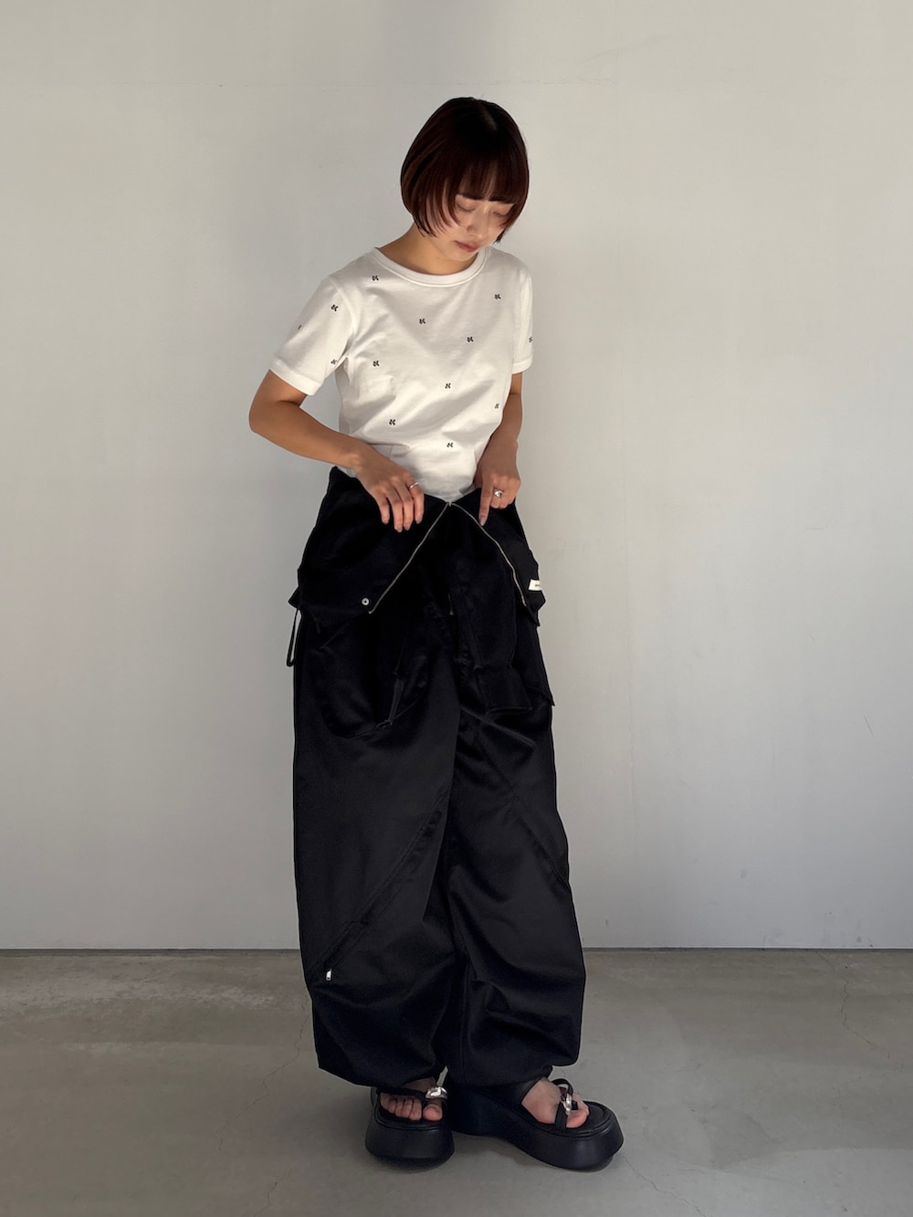 「Knuth Marfの2way front cross all in one（サロペット/オーバーオール、ブラック系）」を使った、Knuth Marfさん（レディース・153cm）の夏コーディネートの3枚目の写真