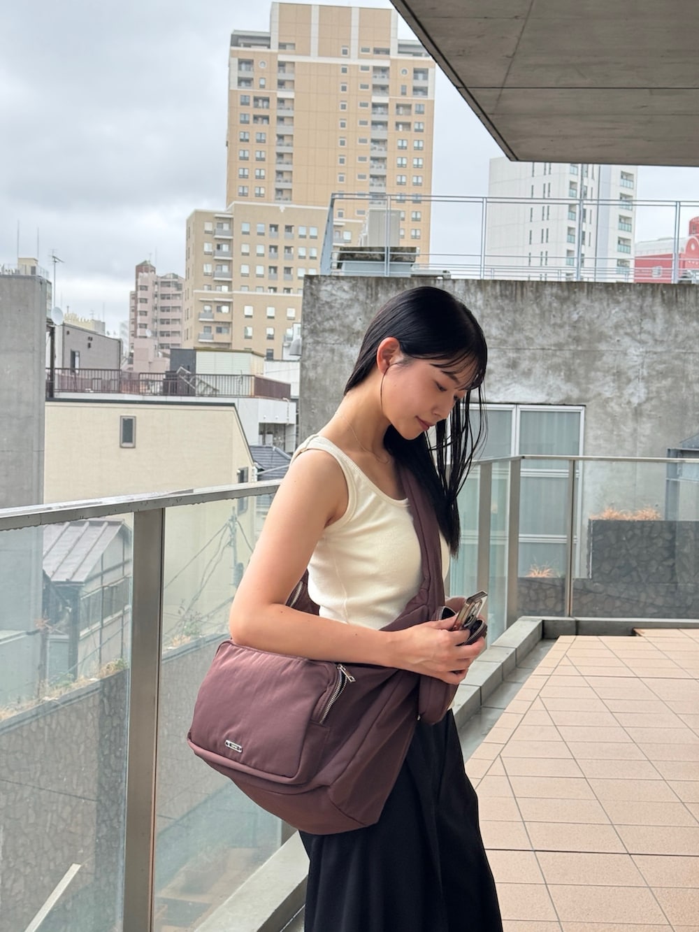 ブラウン系のショルダーバッグを着用したレディースの秋コーディネートの3枚目の写真