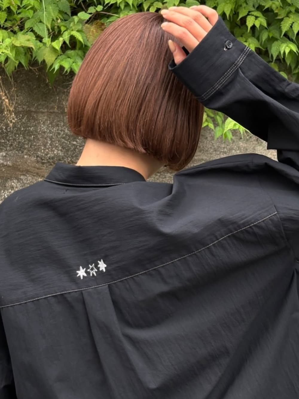 ブラウン系のデニムパンツ、ブラック系のシャツ/ブラウスを着用したレディースの夏コーディネートの5枚目の写真