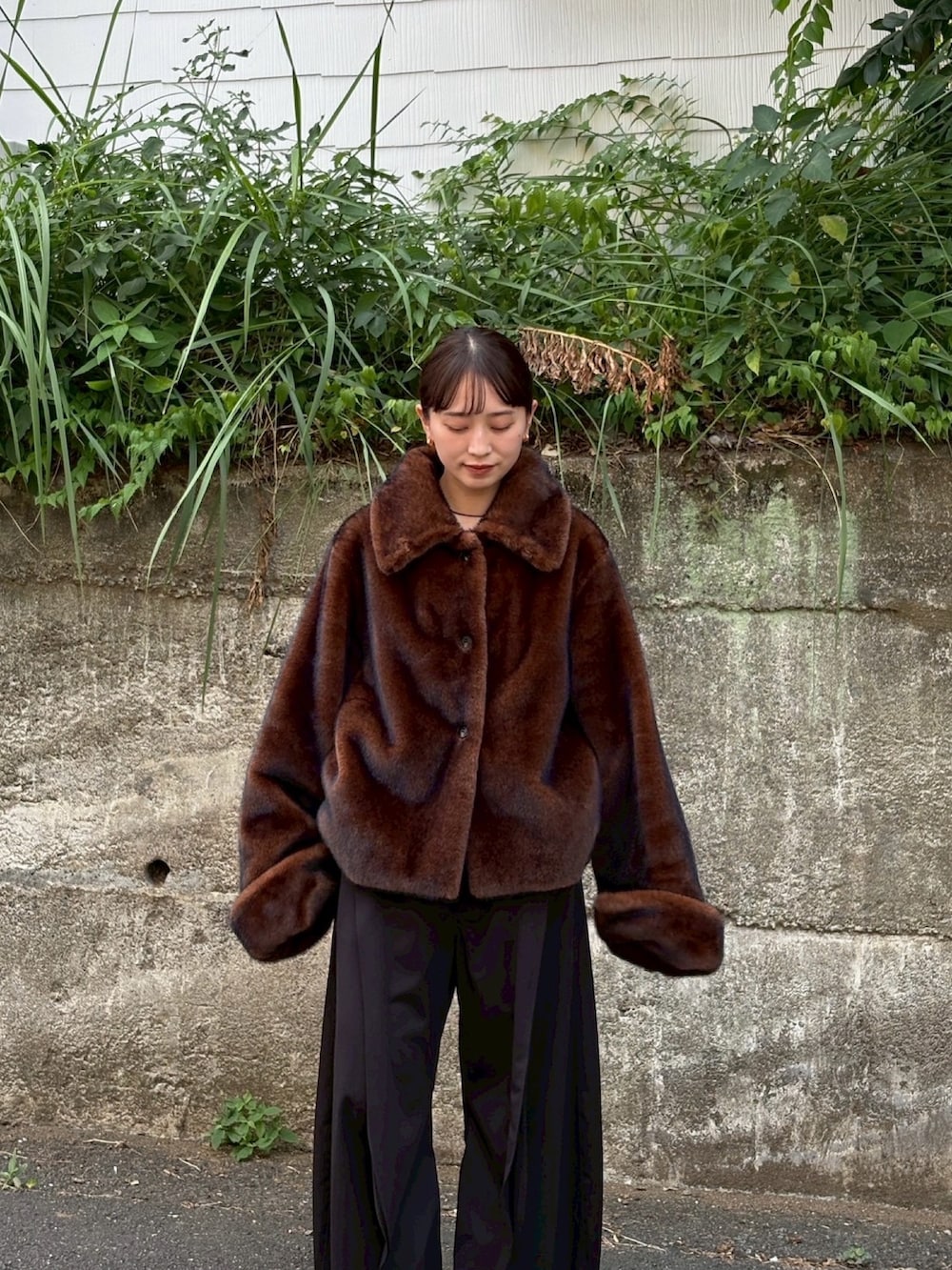 ブラウン系のその他アウターを着用したレディースの秋コーディネートの3枚目の写真