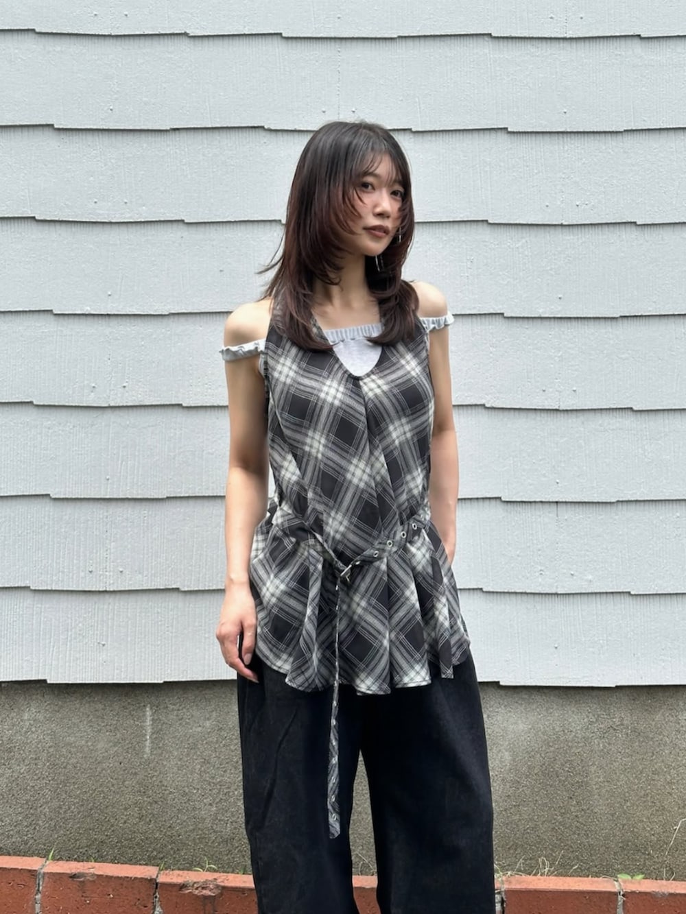 ブラック系のデニムパンツ、ブラック系のシャツ/ブラウスを着用したレディースの夏コーディネートの2枚目の写真