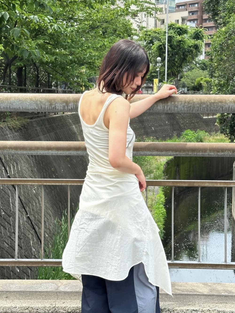 ホワイト系のシャツ/ブラウス、ホワイト系のタンクトップ、ブルー系のその他パンツを着用したレディースの夏コーディネートの8枚目の写真