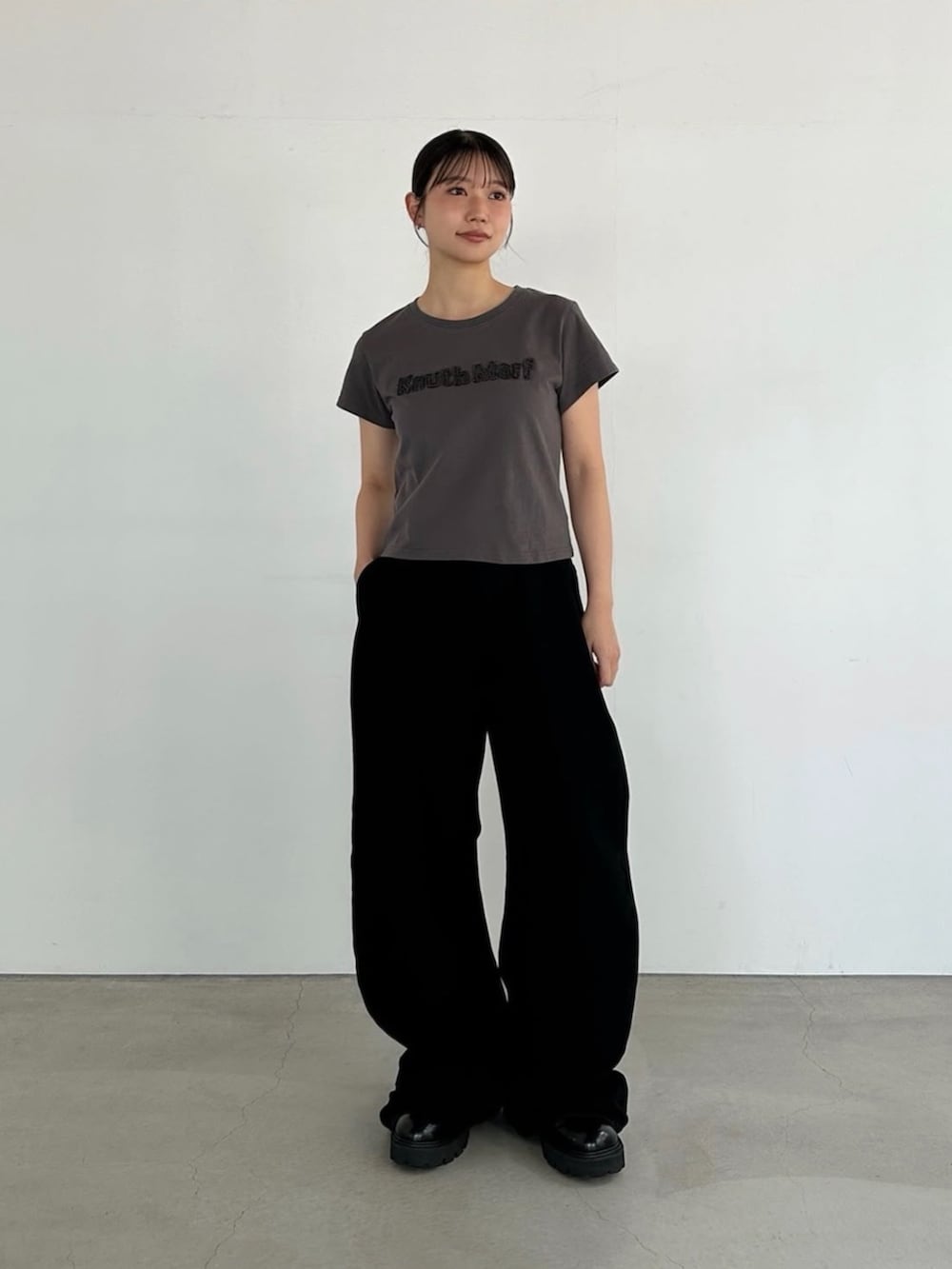 グレー系のTシャツ/カットソーを着用したレディースの夏コーディネートの4枚目の写真
