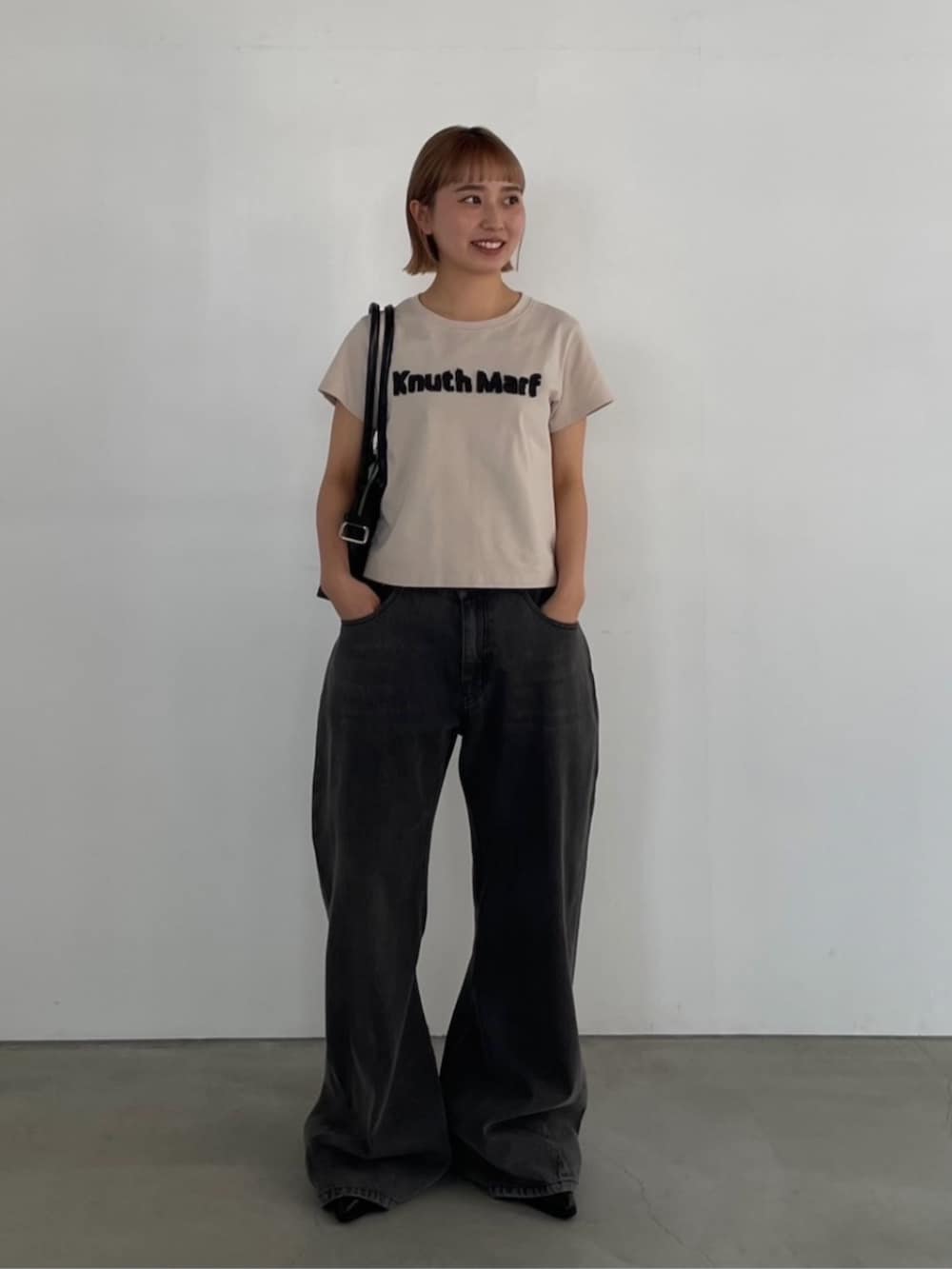 ベージュ系のTシャツ/カットソー、グレー系のデニムパンツを着用したレディースの夏コーディネートの4枚目の写真