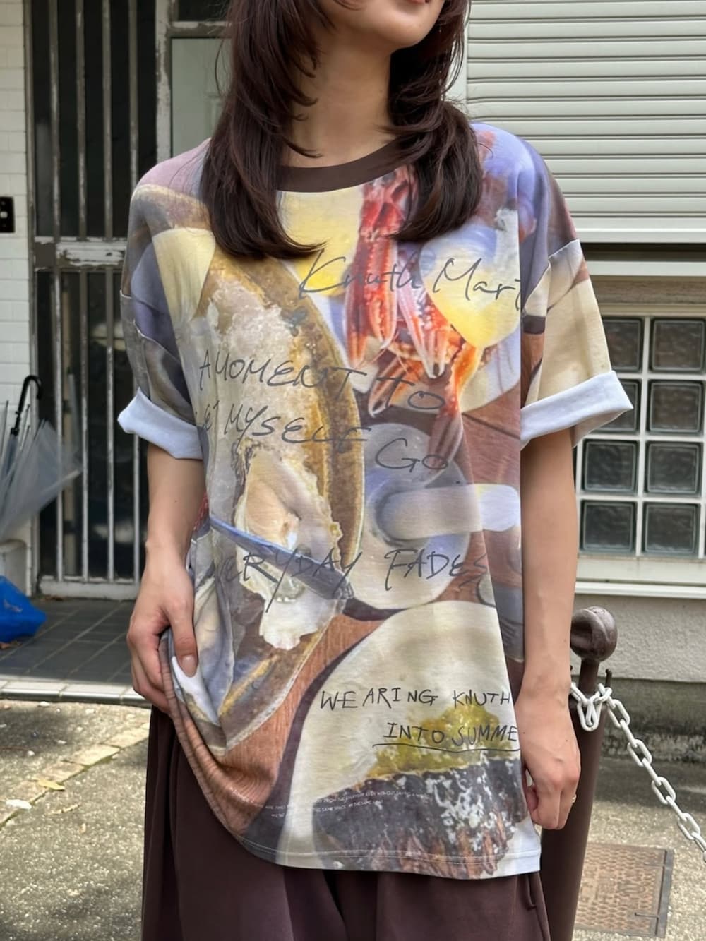 その他のTシャツ/カットソー、ブラウン系のスウェットパンツを着用したレディースの夏コーディネートの2枚目の写真