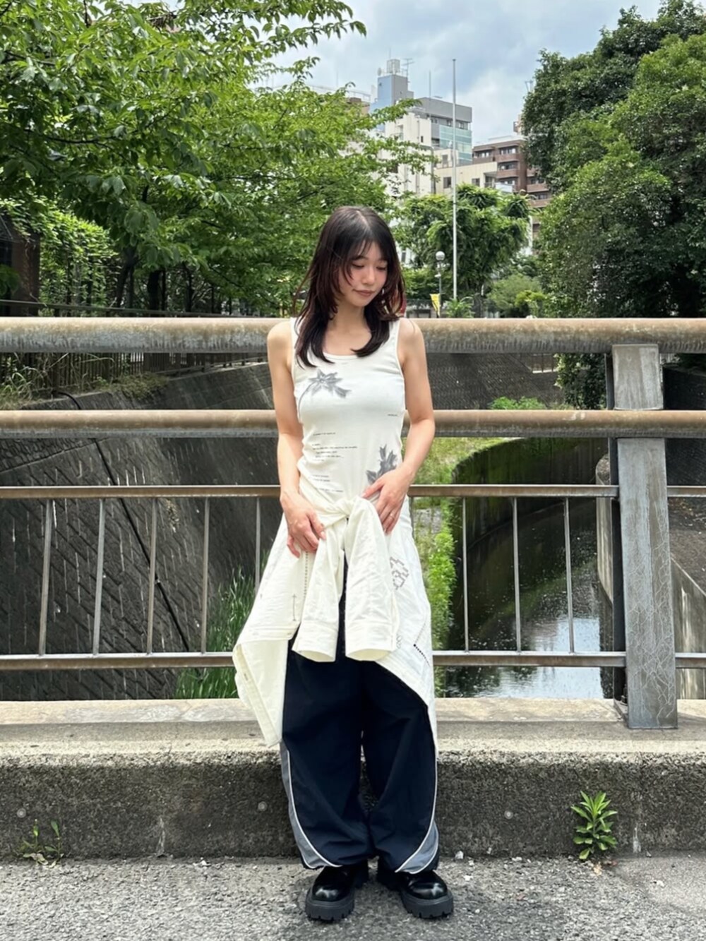 ホワイト系のシャツ/ブラウス、ホワイト系のタンクトップ、ブルー系のその他パンツを着用したレディースの夏コーディネートの4枚目の写真