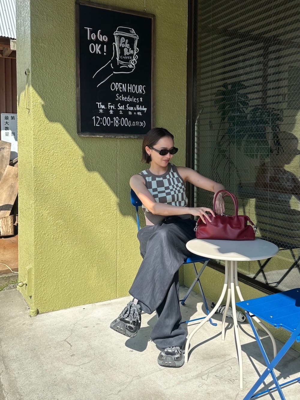 グレー系のタンクトップを着用したレディースの秋コーディネートの2枚目の写真