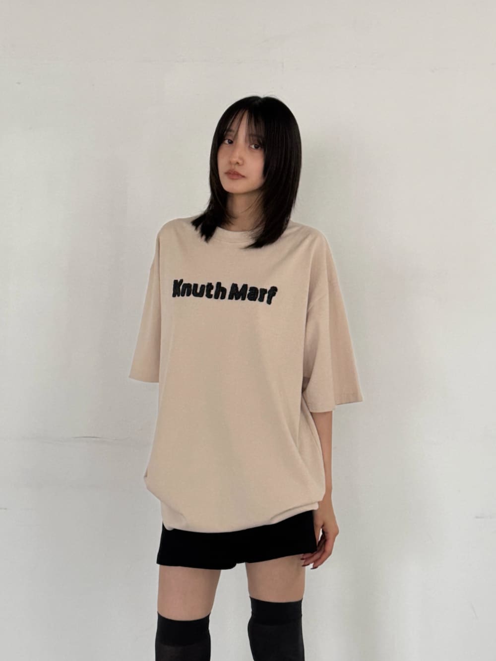 ベージュ系のTシャツ/カットソー、ブラック系のスカート、ブラック系のその他シューズを着用したレディースの夏コーディネートの3枚目の写真