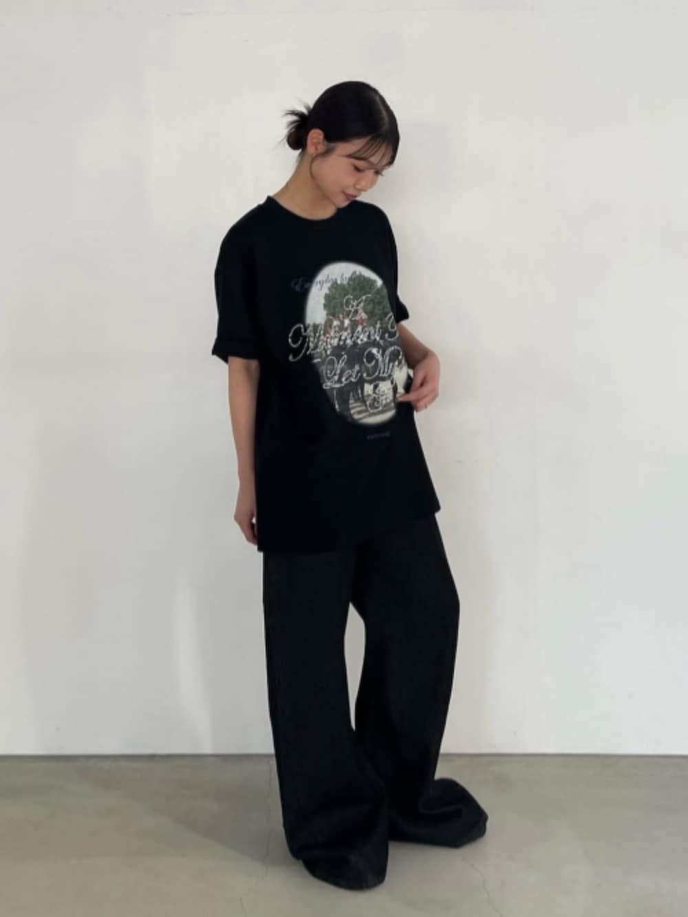 ブラック系のデニムパンツ、ブラック系のTシャツ/カットソーを着用したレディースの夏コーディネートの4枚目の写真