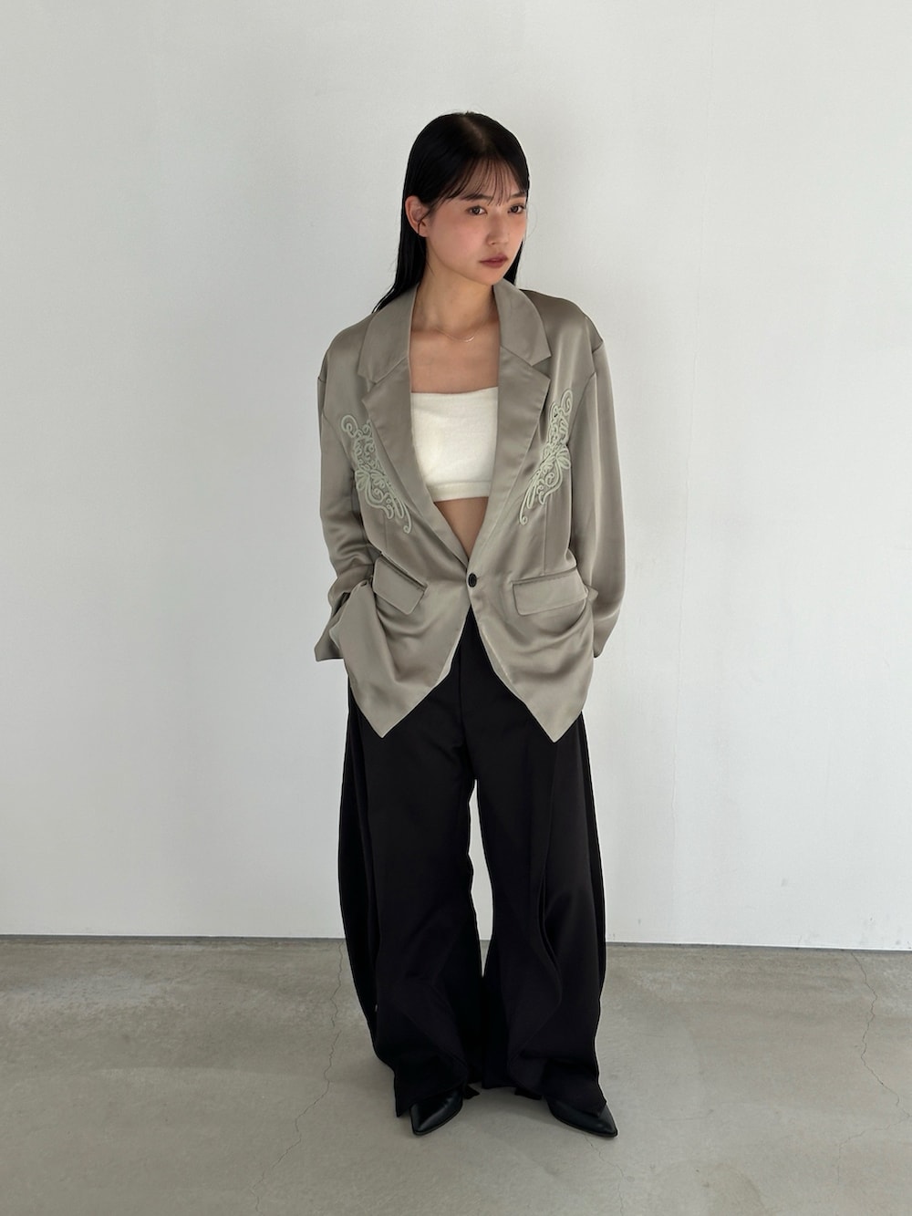 グリーン系のテーラードジャケット、ブラック系のその他パンツを着用したレディースの秋コーディネートの5枚目の写真