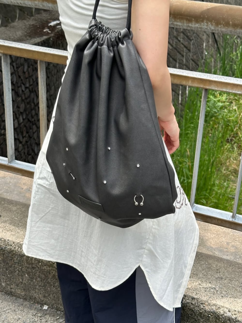 ホワイト系のシャツ/ブラウス、ホワイト系のタンクトップ、ブルー系のその他パンツを着用したレディースの夏コーディネートの7枚目の写真