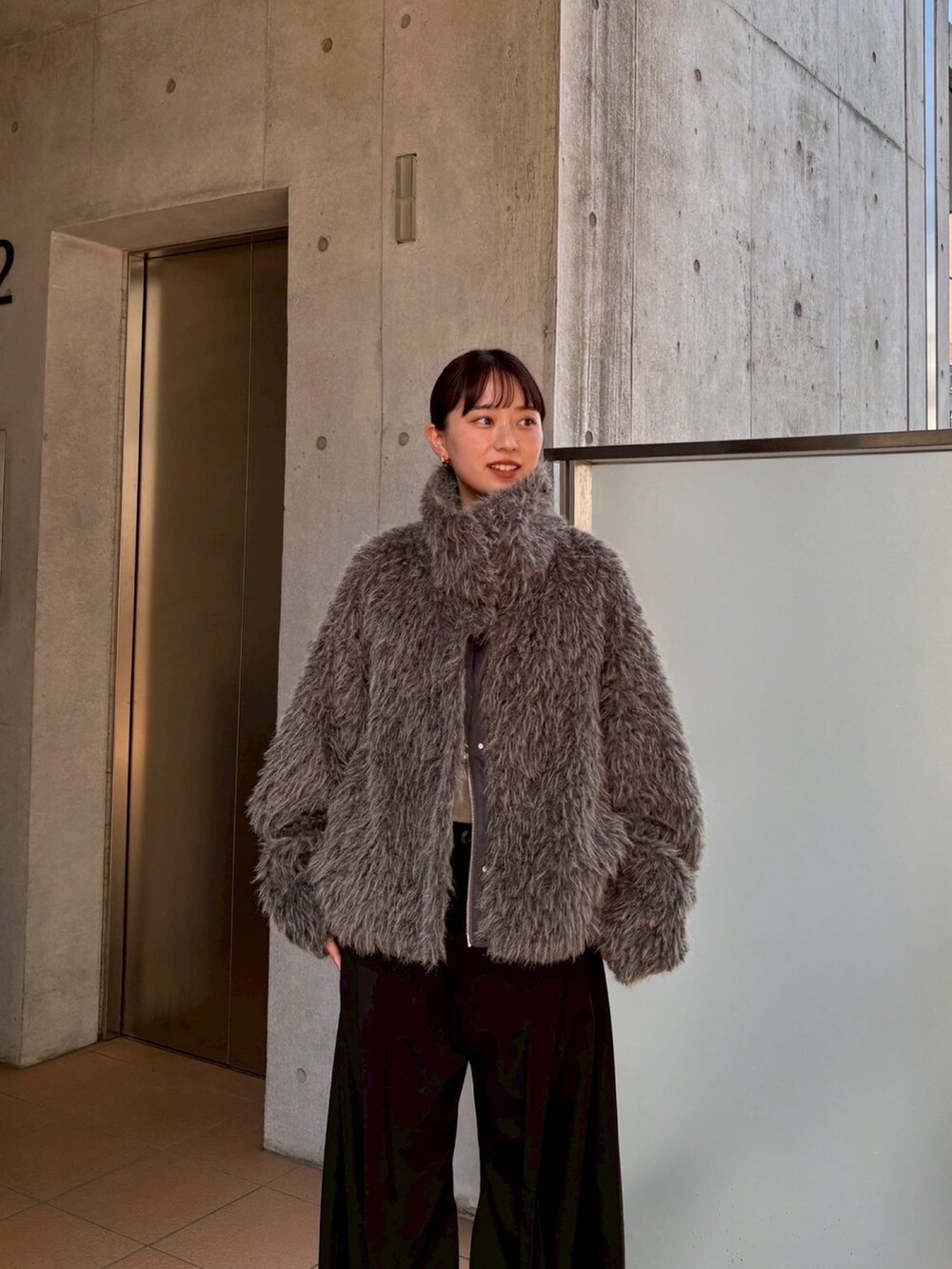 グレー系のその他アウターを着用したレディースの秋コーディネートの3枚目の写真