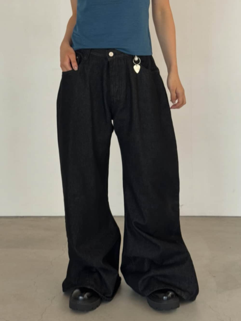 ブラック系のデニムパンツ、ブルー系のTシャツ/カットソーを着用したレディースの夏コーディネートの2枚目の写真