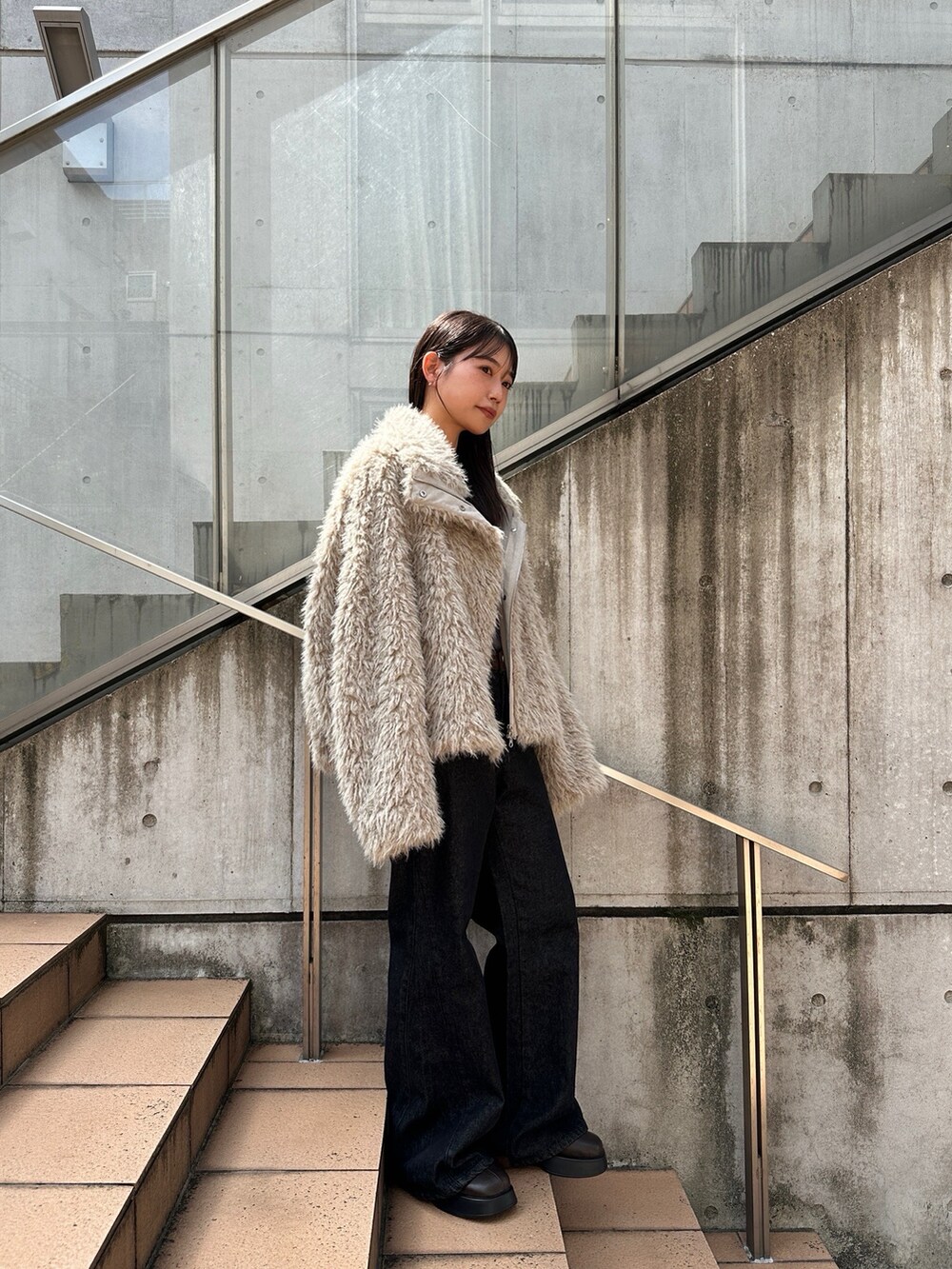 ホワイト系のその他アウターを着用したレディースの秋コーディネートの7枚目の写真