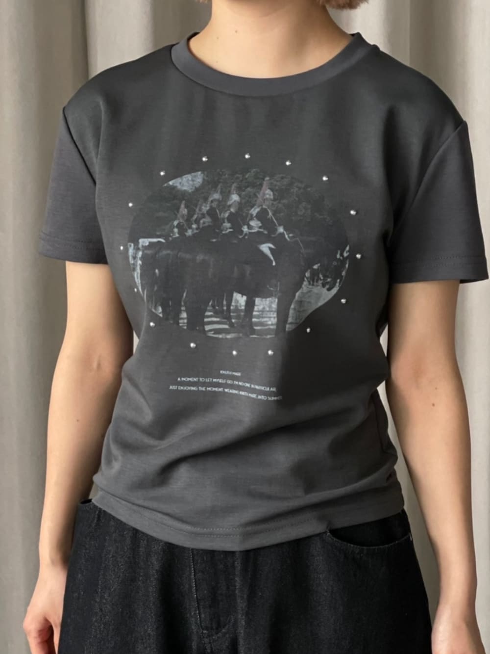 ブラック系のデニムパンツ、グレー系のTシャツ/カットソーを着用したレディースの夏コーディネートの3枚目の写真