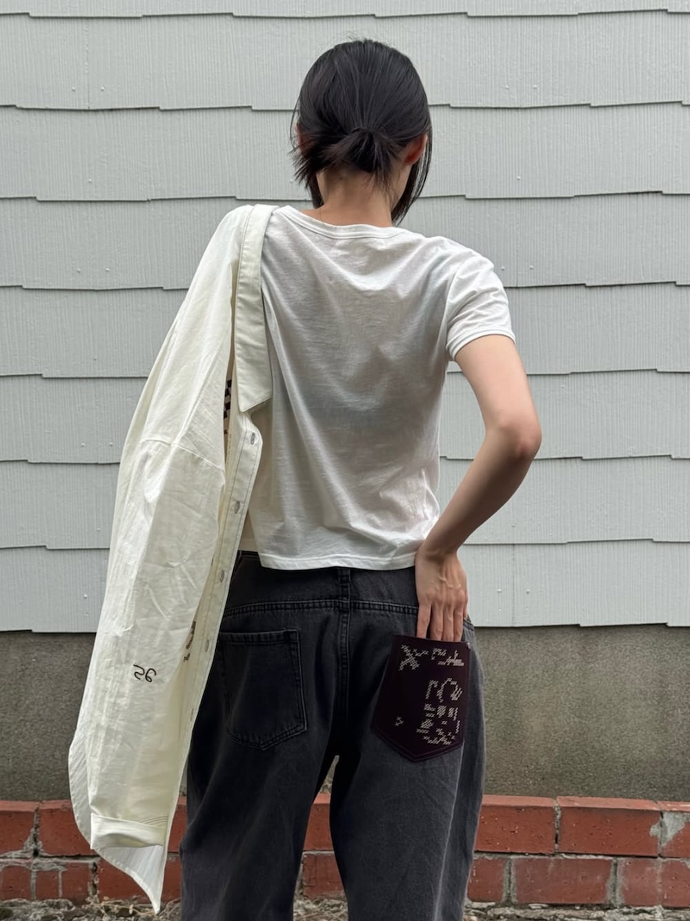 ホワイト系のシャツ/ブラウス、グレー系のデニムパンツ、ブラック系のブーツを着用したレディースの夏コーディネートの5枚目の写真