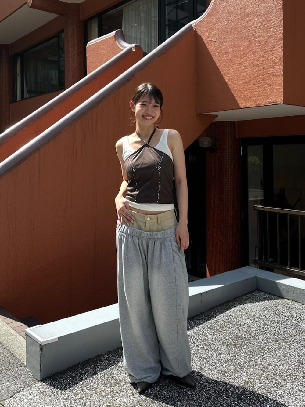 グレー系のスウェットパンツ、グレー系のその他トップスを着用したレディースの夏コーディネートの2枚目の写真
