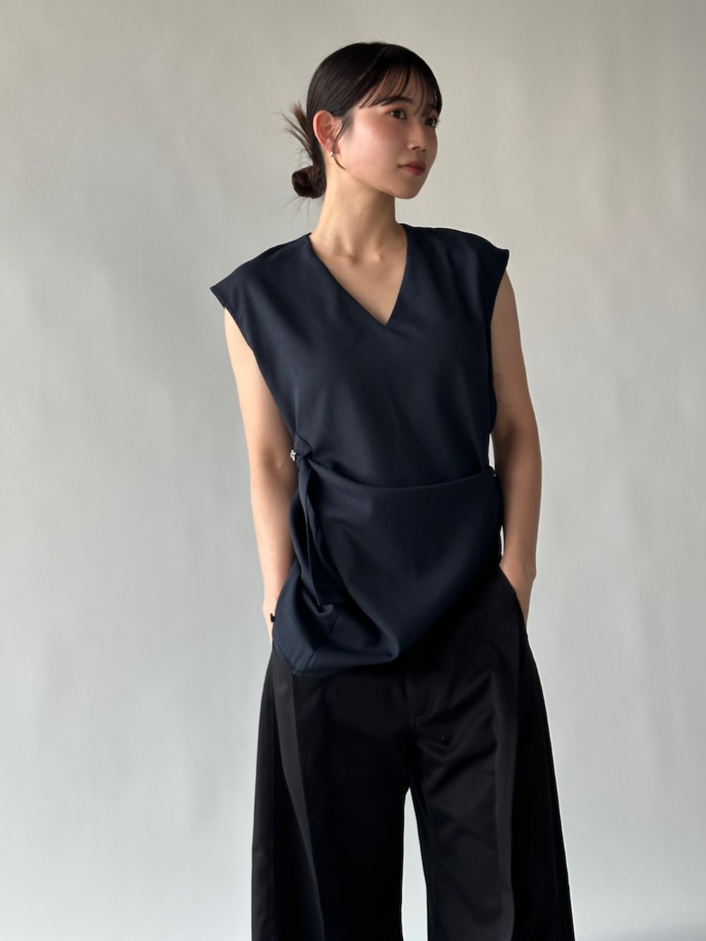 ブルー系のシャツ/ブラウス、ブラック系のその他パンツを着用したレディースの夏コーディネートの2枚目の写真