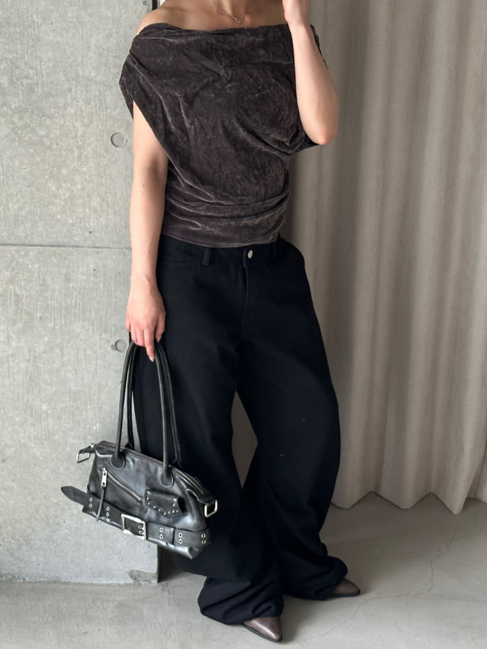 グレー系のTシャツ/カットソー、ブラック系のデニムパンツ、ブラック系のショルダーバッグを着用したレディースの夏コーディネートの5枚目の写真