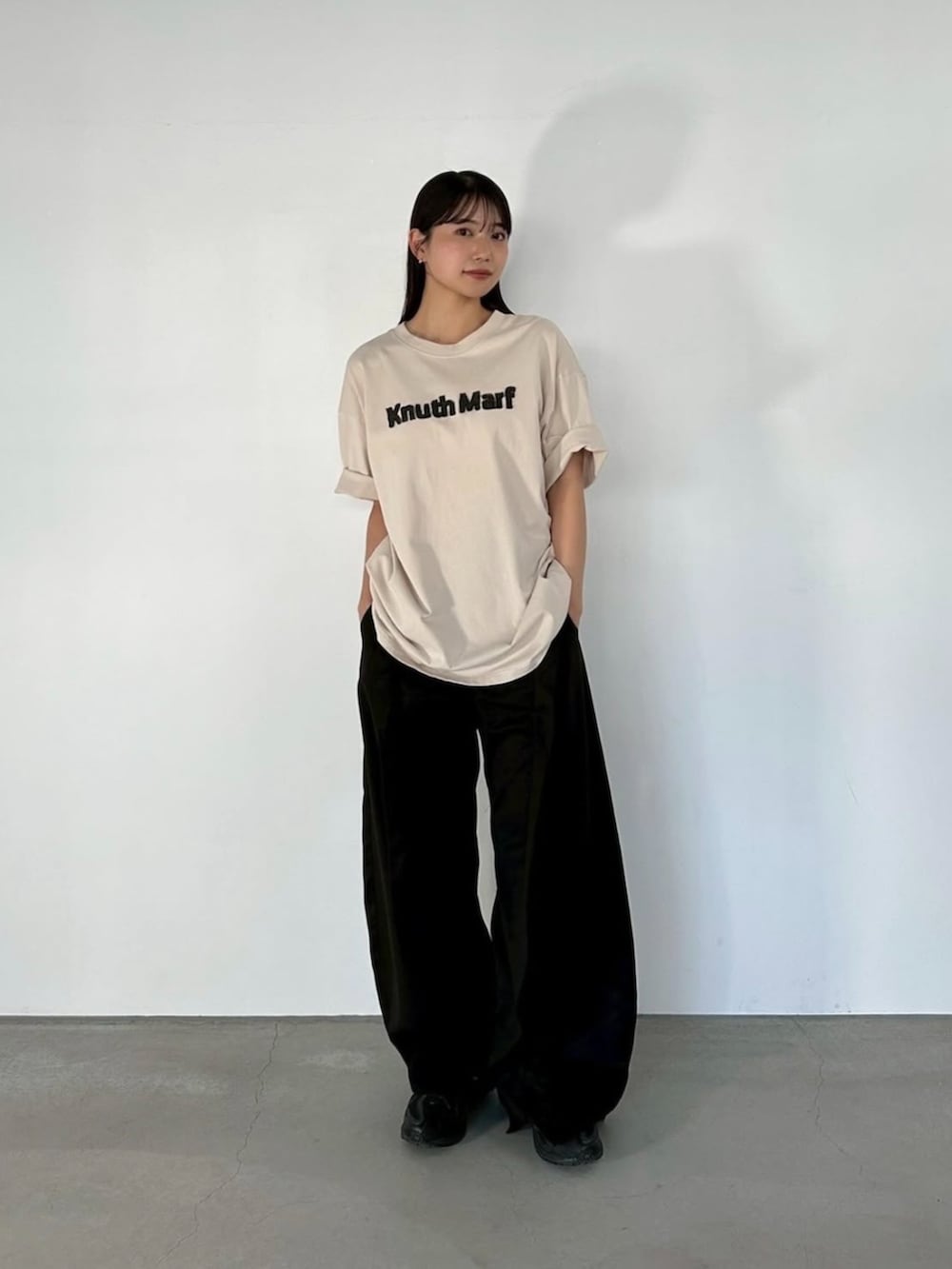 ベージュ系のTシャツ/カットソーを着用したレディースの夏コーディネートの3枚目の写真