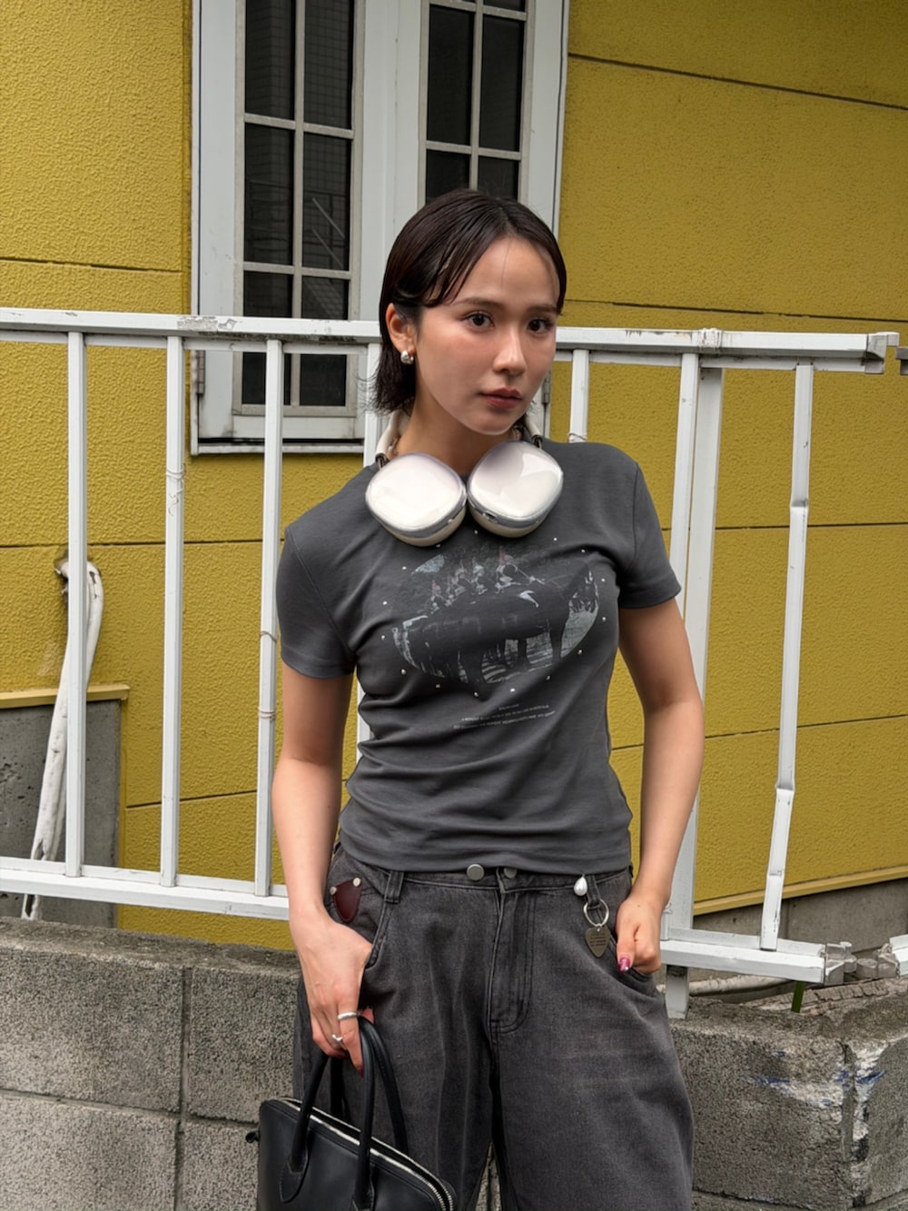 グレー系のデニムパンツ、グレー系のTシャツ/カットソーを着用したレディースの夏コーディネートの2枚目の写真