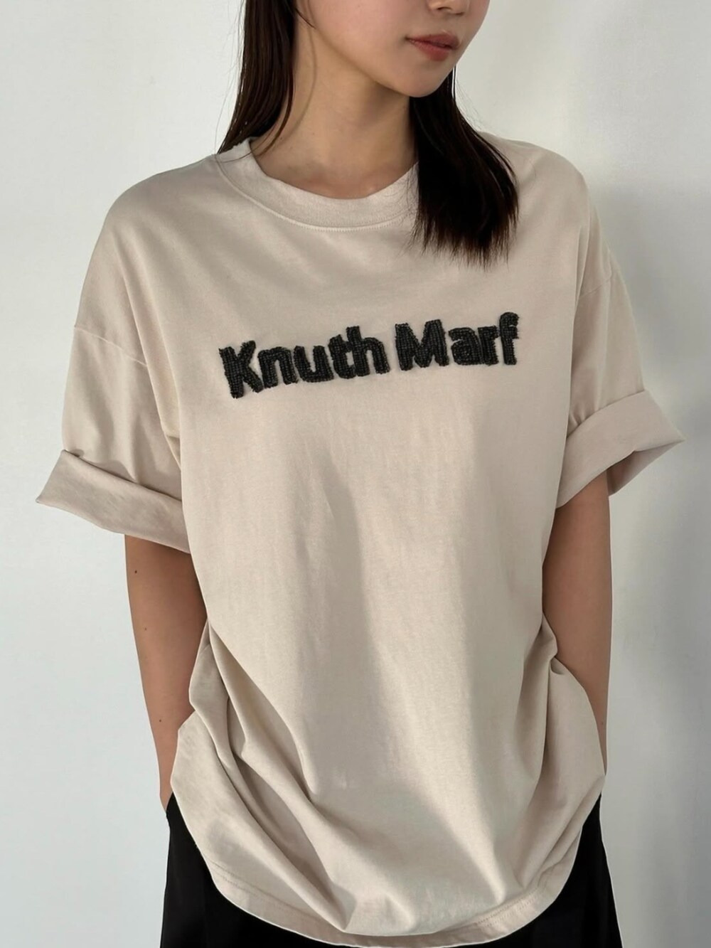 ベージュ系のTシャツ/カットソーを着用したレディースの夏コーディネートの2枚目の写真