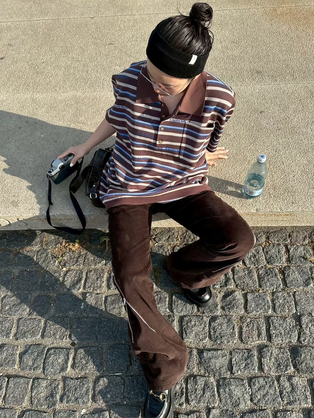 ブラウン系のニット/セーター、ブラック系のその他パンツを着用したレディースの秋コーディネートの2枚目の写真