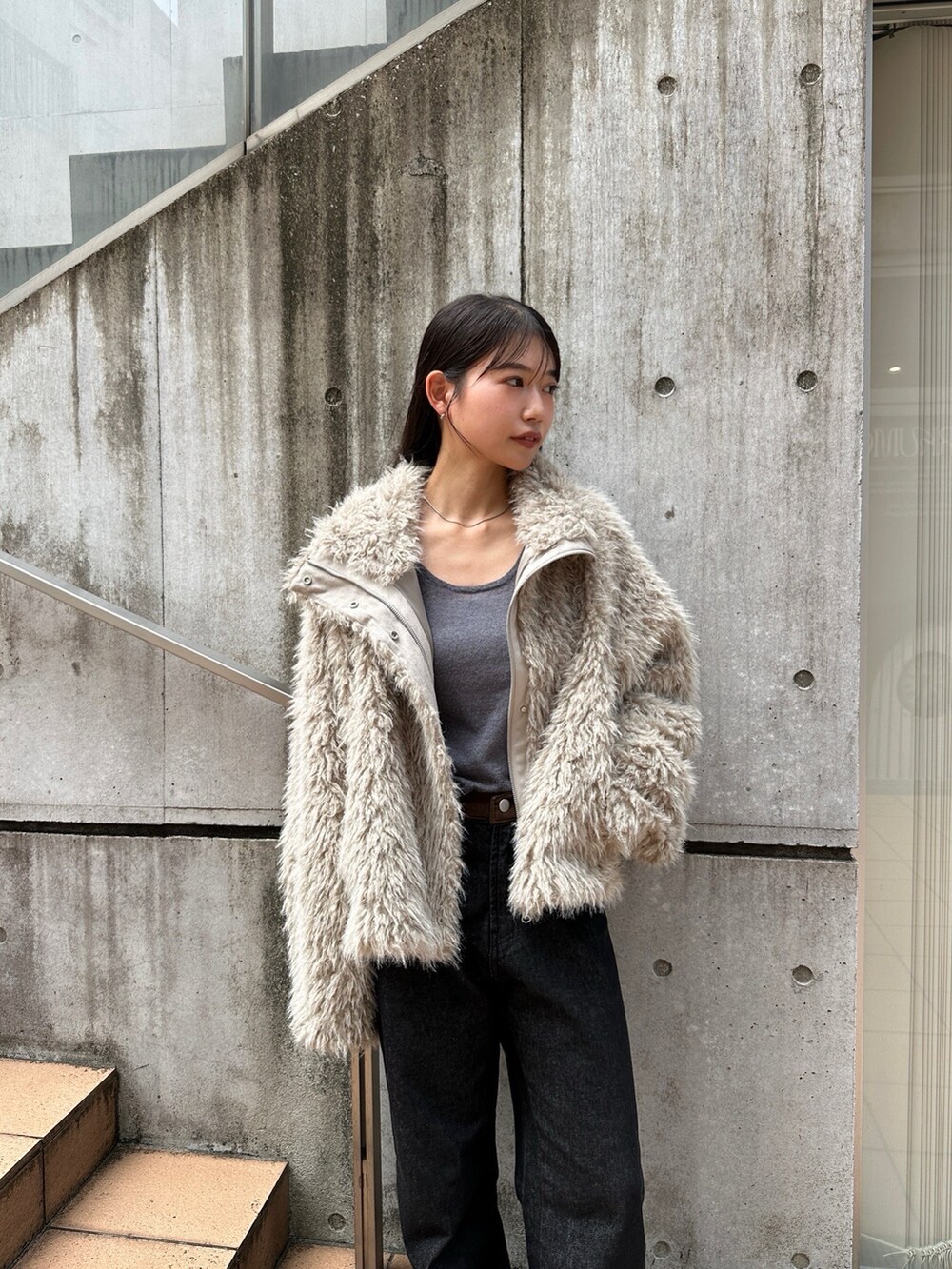 ホワイト系のその他アウターを着用したレディースの秋コーディネートの3枚目の写真