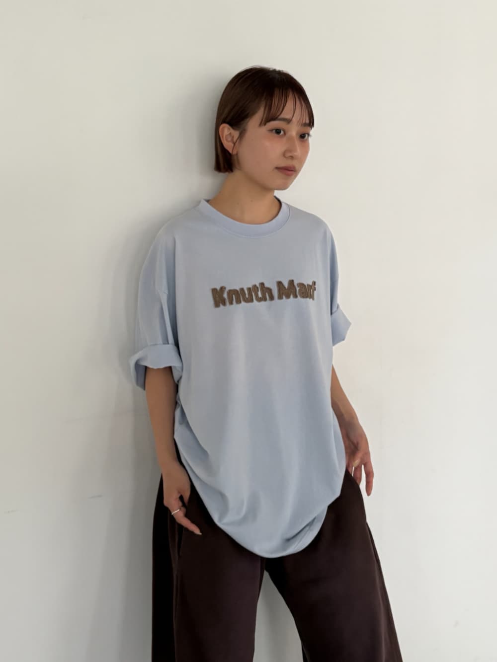 ブルー系のTシャツ/カットソー、ブラウン系のスウェットパンツを着用したレディースの夏コーディネートの2枚目の写真