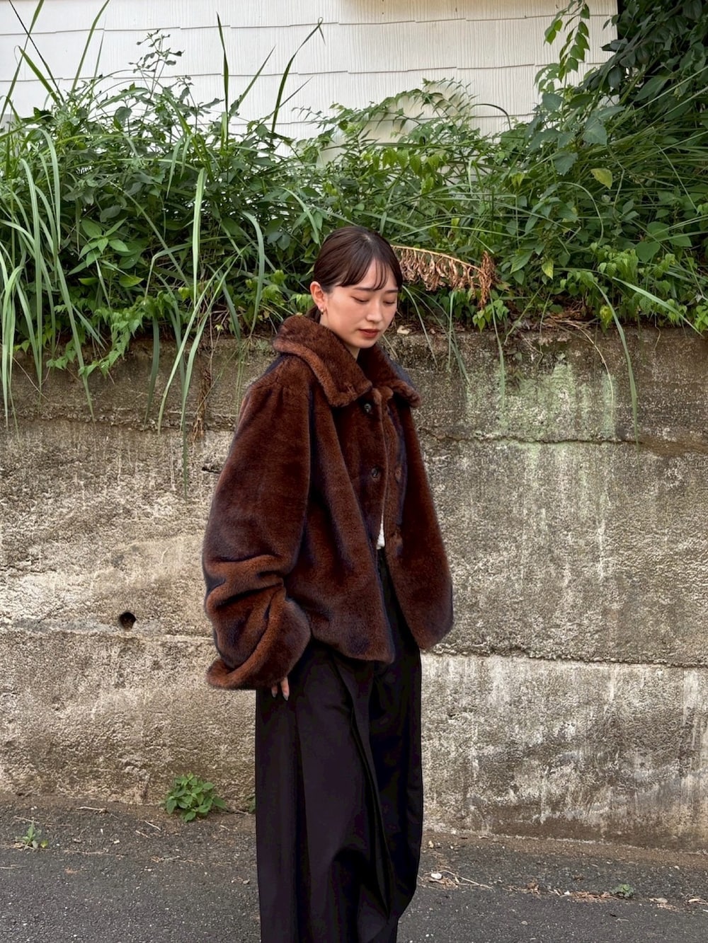 ブラウン系のその他アウターを着用したレディースの秋コーディネートの4枚目の写真