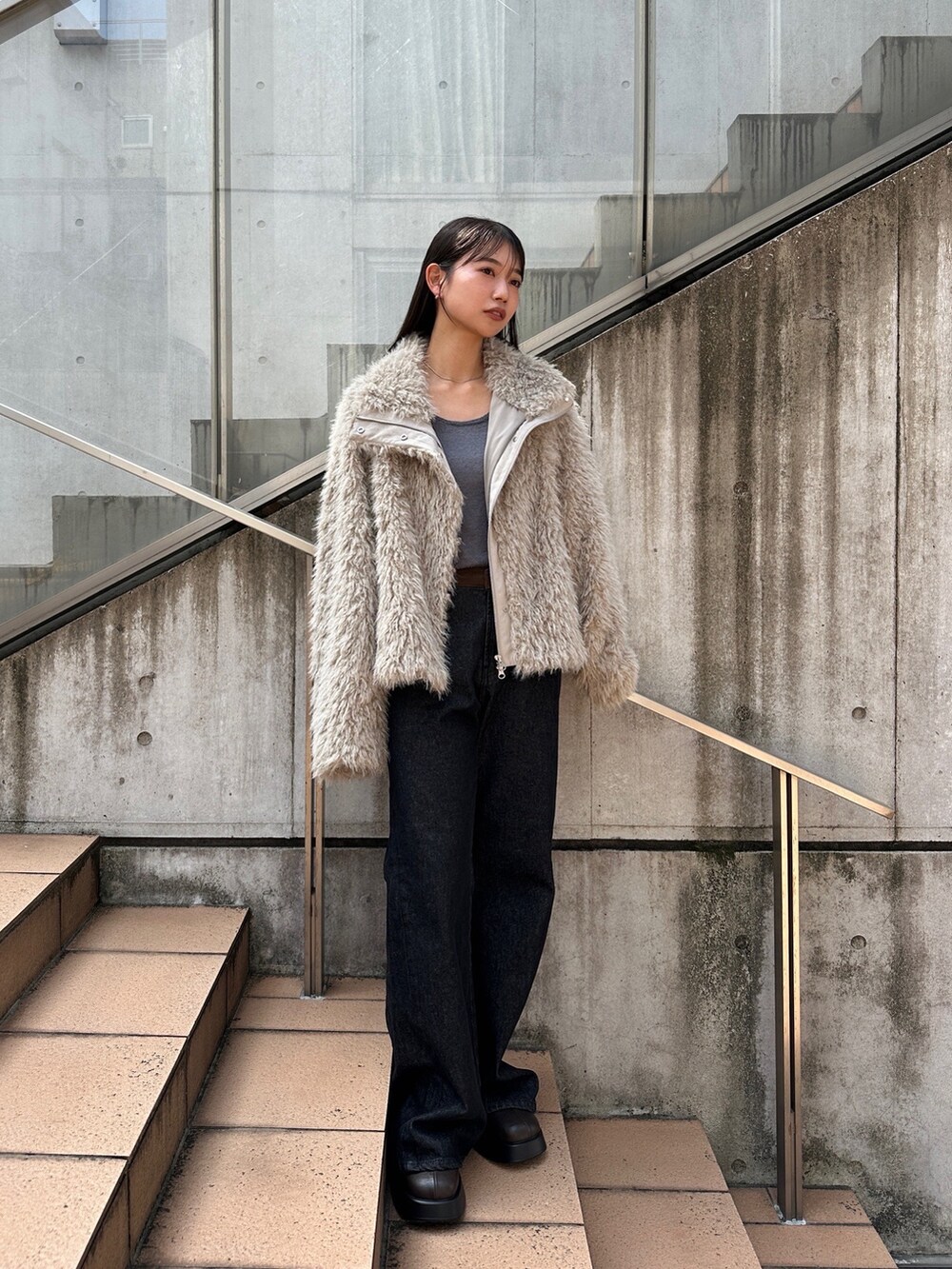 ホワイト系のその他アウターを着用したレディースの秋コーディネートの5枚目の写真