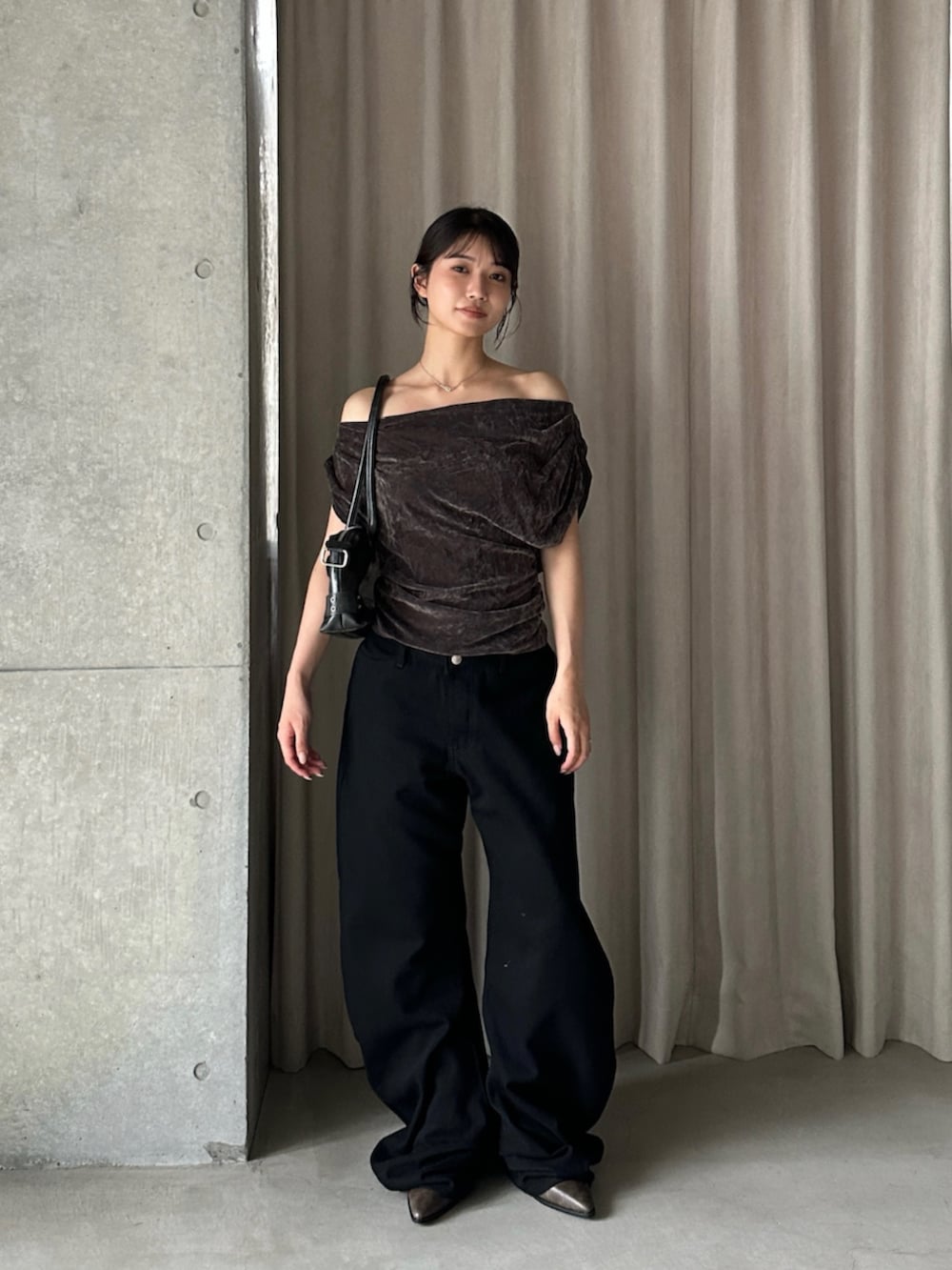 グレー系のTシャツ/カットソー、ブラック系のデニムパンツ、ブラック系のショルダーバッグを着用したレディースの夏コーディネートの3枚目の写真