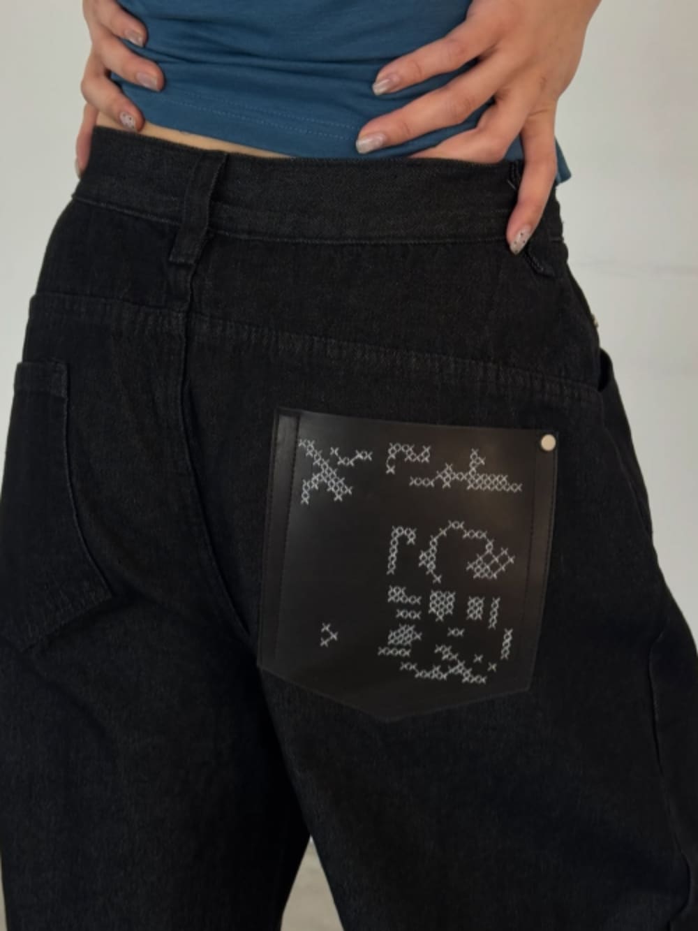 ブラック系のデニムパンツ、ブルー系のTシャツ/カットソーを着用したレディースの夏コーディネートの5枚目の写真